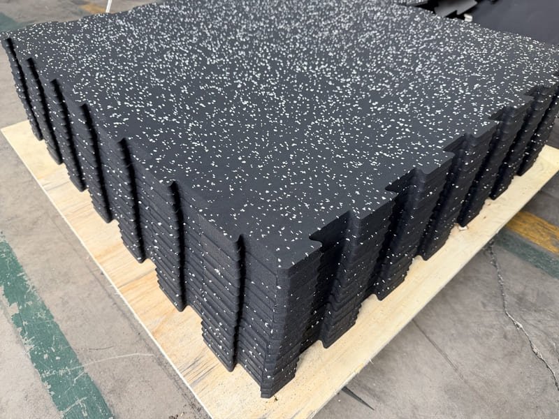 Ingenieur houdt controlelijst vast tijdens inspectie van productielijn op sportschoolvloer